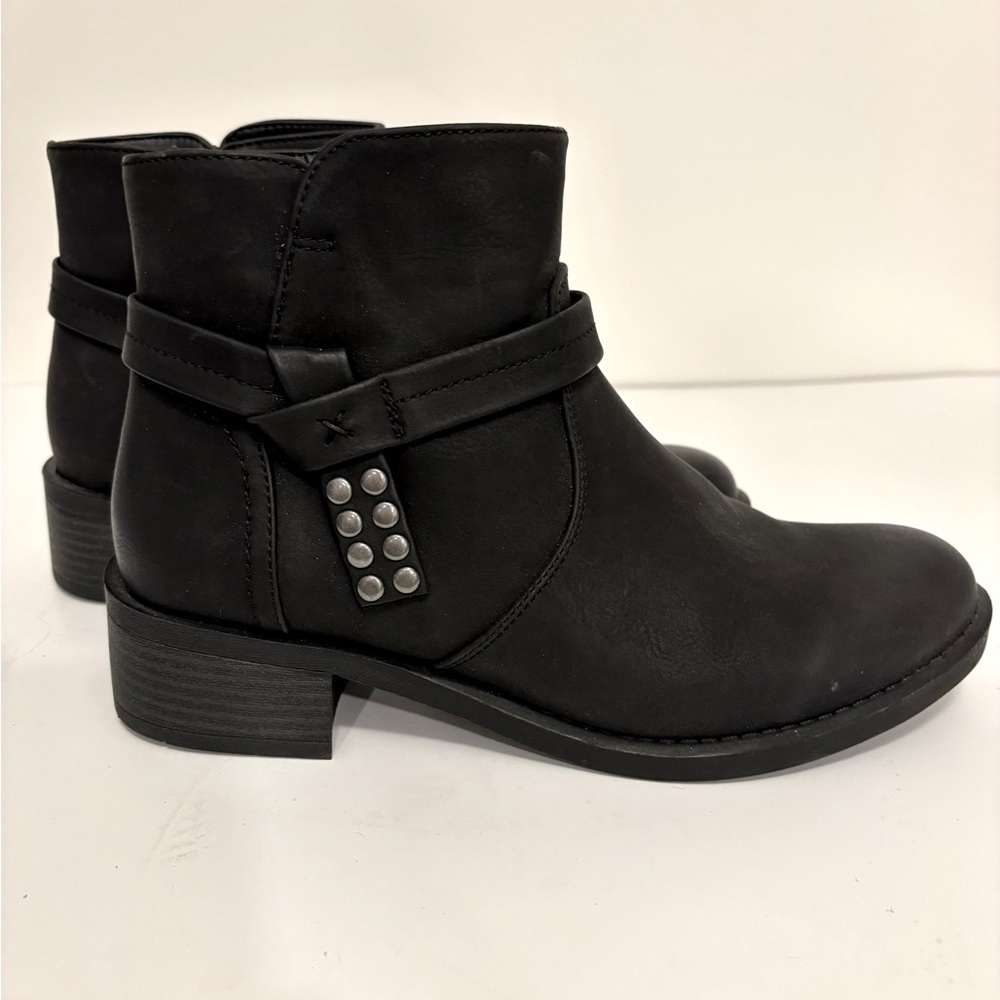Black boots by Sonoma with silver accent.  Size 7.5 1 1/2 heel